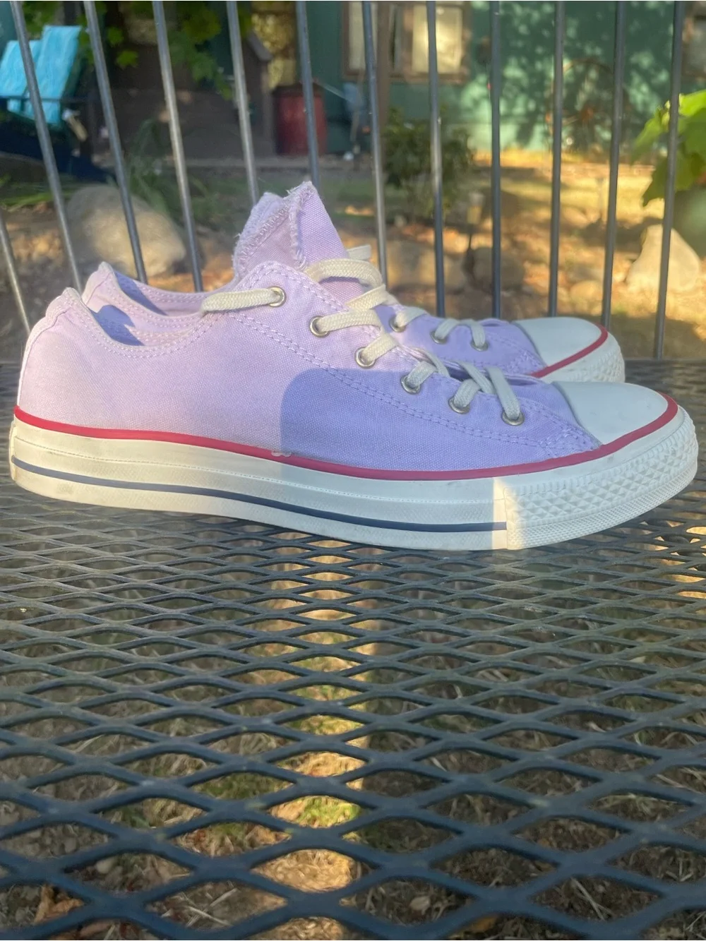 Converse low -Top Lavender  Sneakers with Red Trim